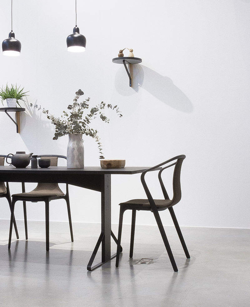 A table and chairs in front of a wall