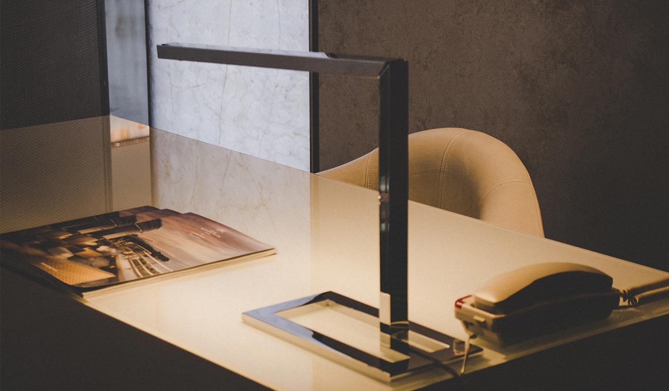 A desk lamp sitting on top of a table.